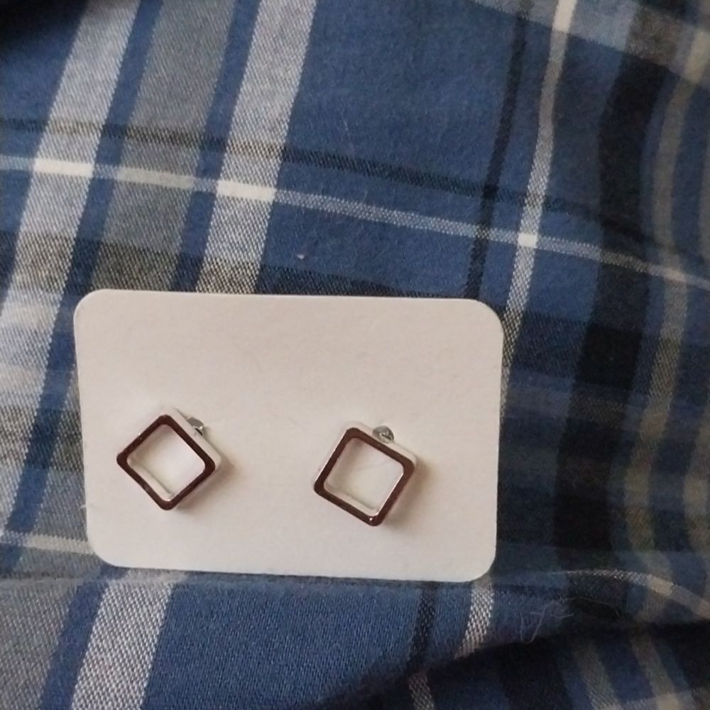 Square stud earrings